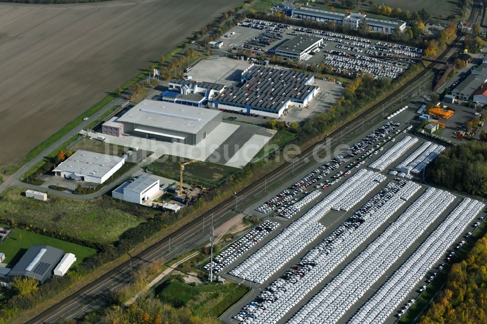 Sülzetal von oben - Parkplatz und Abstellfläche für Automobile in Sülzetal im Bundesland Sachsen-Anhalt, Deutschland