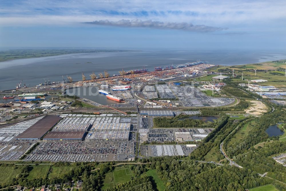 Luftaufnahme Bremerhaven - Parkplatz und Abstellfläche für Automobile im Stadtbremischen Überseehafen in Bremerhaven im Bundesland Bremen