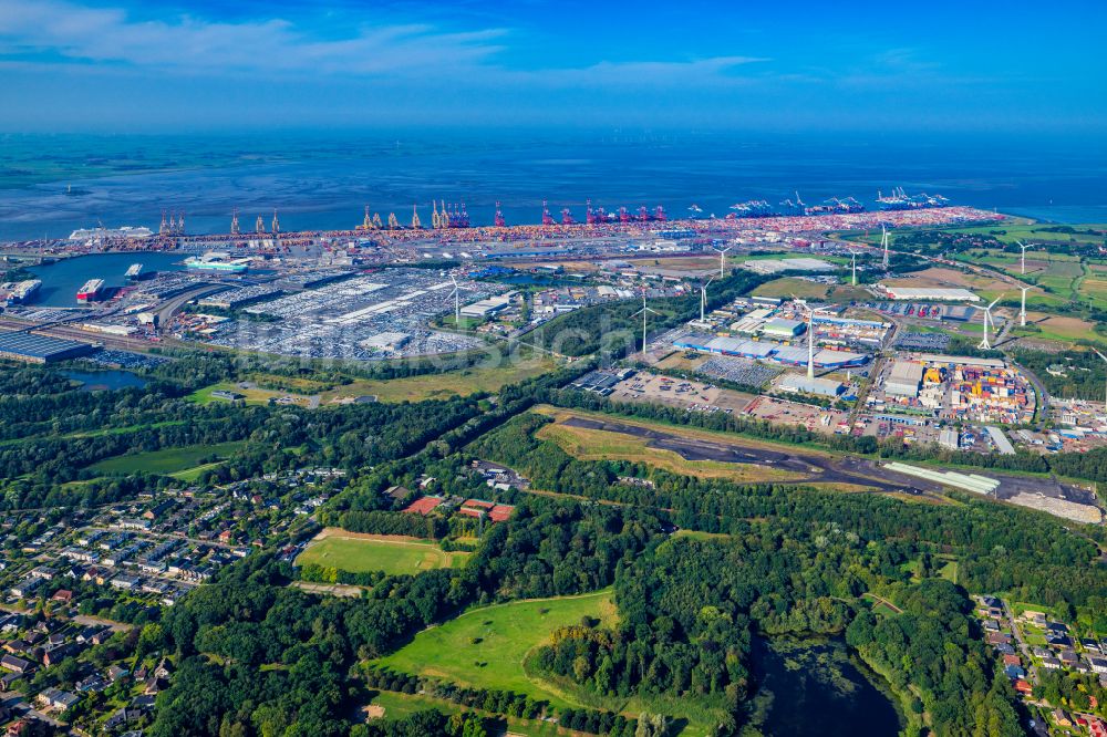 Bremerhaven aus der Vogelperspektive: Parkplatz und Abstellfläche für Automobile im Stadtbremischen Überseehafen in Bremerhaven im Bundesland Bremen