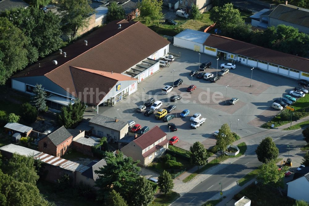 Luftaufnahme Werneuchen - Parkplatz und Abstellfläche für Automobile in Werneuchen im Bundesland Brandenburg