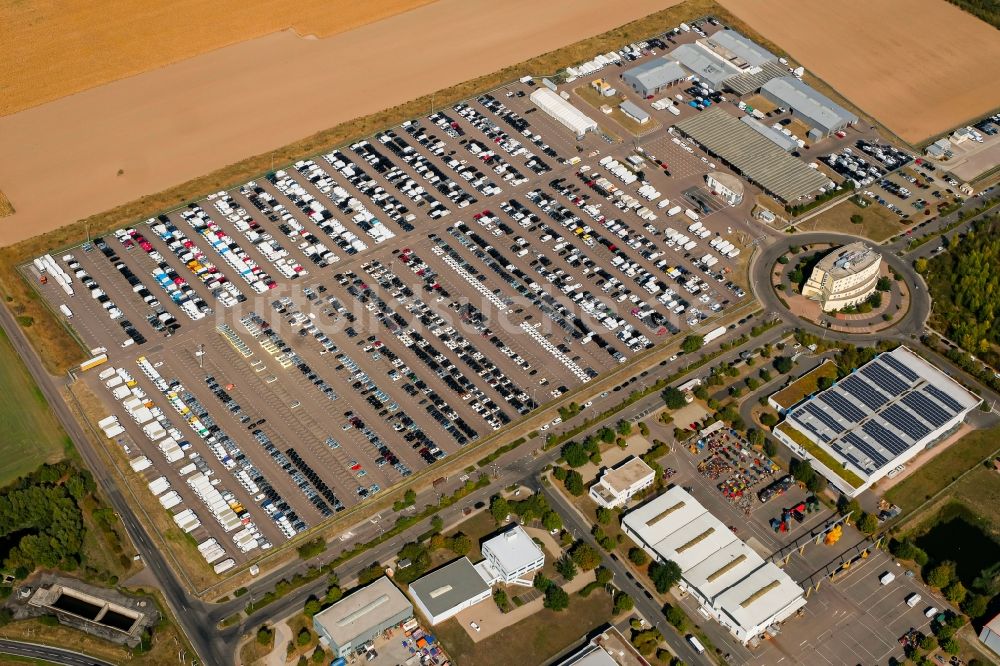 Wiedemar aus der Vogelperspektive: Parkplatz und Abstellfläche für Automobile in Wiedemar im Bundesland Sachsen, Deutschland