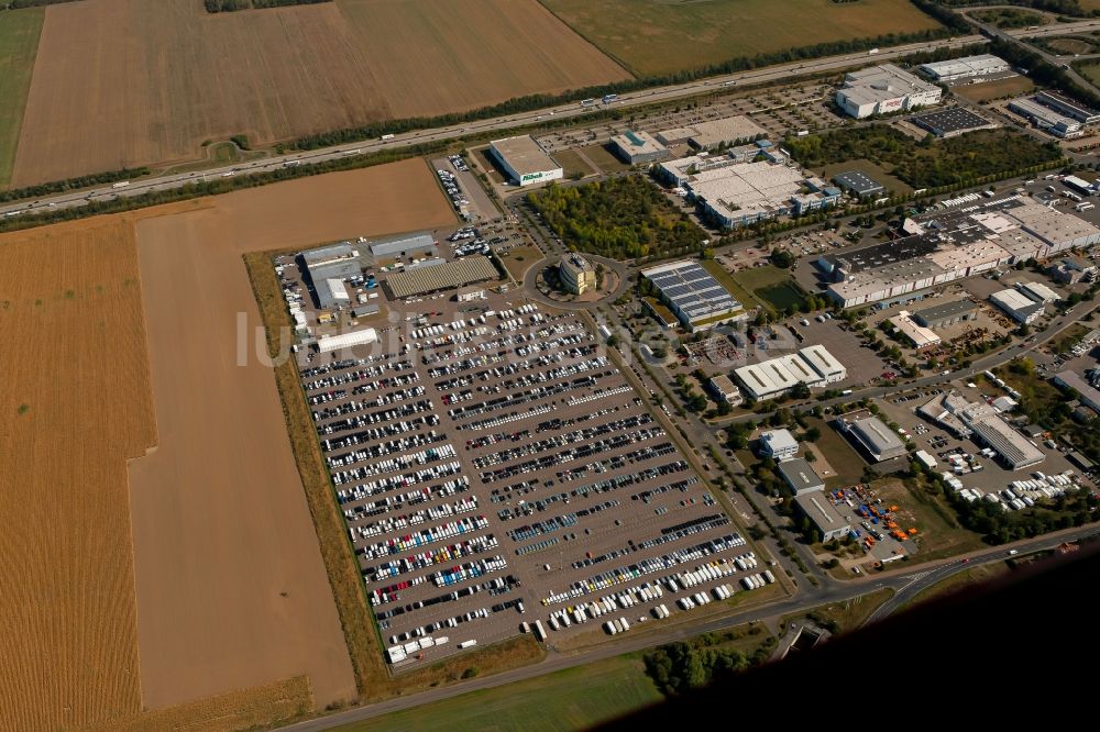 Wiedemar von oben - Parkplatz und Abstellfläche für Automobile in Wiedemar im Bundesland Sachsen, Deutschland