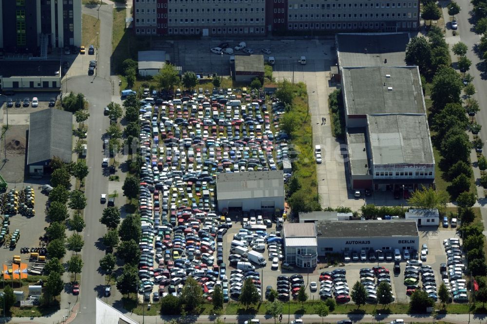 Berlin aus der Vogelperspektive: Parkplatz und Abstellfläche für Automobile des Zentrum Autohandel Dahme GbR in Marzahn in Berlin