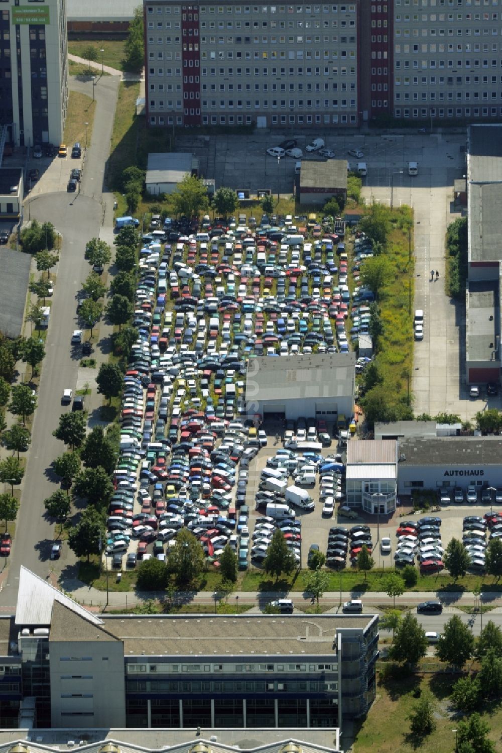 Luftbild Berlin - Parkplatz und Abstellfläche für Automobile des Zentrum Autohandel Dahme GbR in Marzahn in Berlin