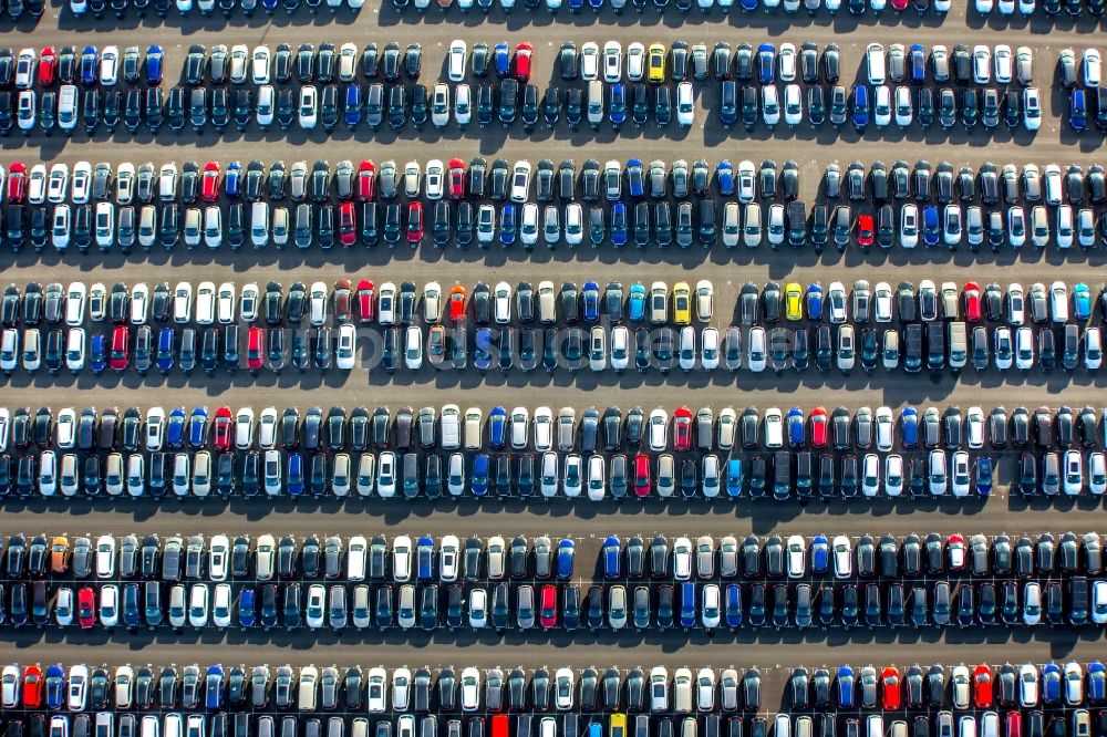 Zülpich von oben - Parkplatz und Abstellfläche für Automobile in Zülpich im Bundesland Nordrhein-Westfalen