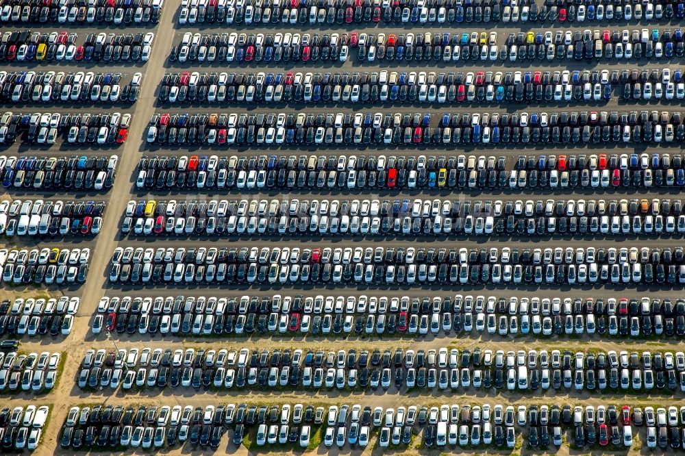 Zülpich von oben - Parkplatz und Abstellfläche für Automobile in Zülpich im Bundesland Nordrhein-Westfalen