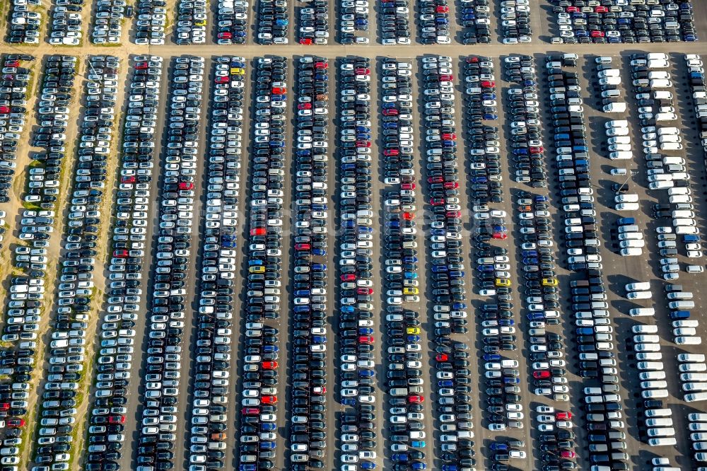 Zülpich aus der Vogelperspektive: Parkplatz und Abstellfläche für Automobile in Zülpich im Bundesland Nordrhein-Westfalen