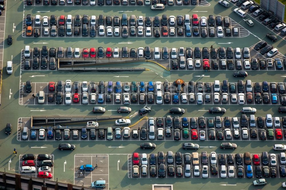 Oberhausen aus der Vogelperspektive: Parkplatz und Abstellfläche für Autos auf einem Parkdeck am Einkaufszentrum CentrO in Oberhausen im Bundesland Nordrhein-Westfalen