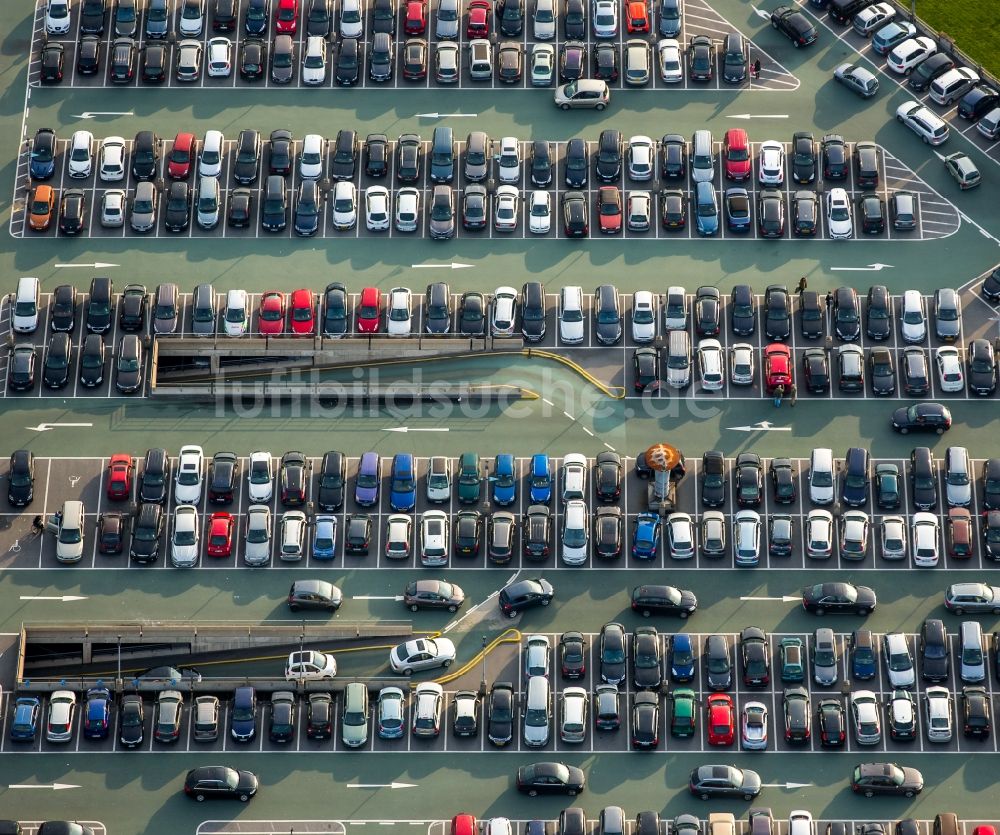 Luftbild Oberhausen - Parkplatz und Abstellfläche für Autos auf einem Parkdeck am Einkaufszentrum CentrO in Oberhausen im Bundesland Nordrhein-Westfalen