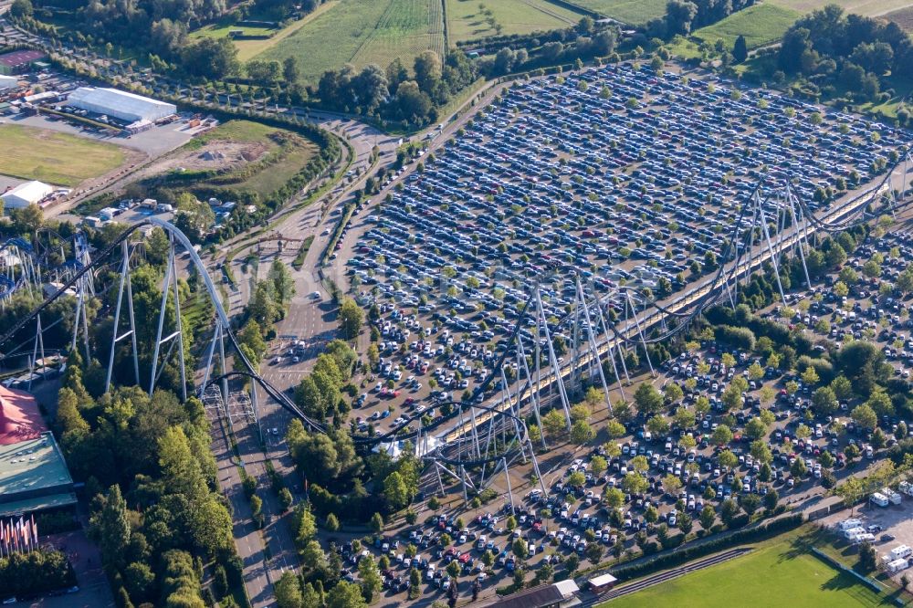 Rust aus der Vogelperspektive: Parkplatz und Achterbahn des Freizeitzentrum Europa-Park in Rust im Bundesland Baden-Württemberg, Deutschland