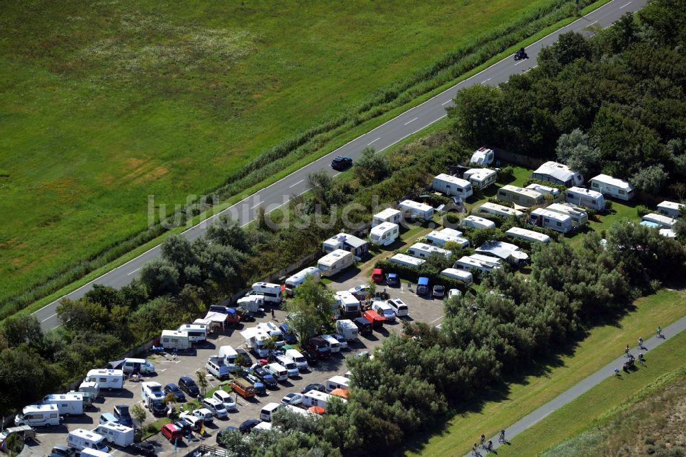 Luftaufnahme Wustrow - Parkplatz und Campingplatz mit Wohnwagen in Wustrow im Bundesland Mecklenburg-Vorpommern