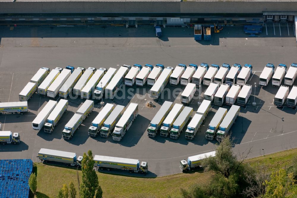 Meckenheim aus der Vogelperspektive: Parkplatz des EDEKA Logistikzentrums in Meckenheim im Bundesland Nordrhein-Westfalen