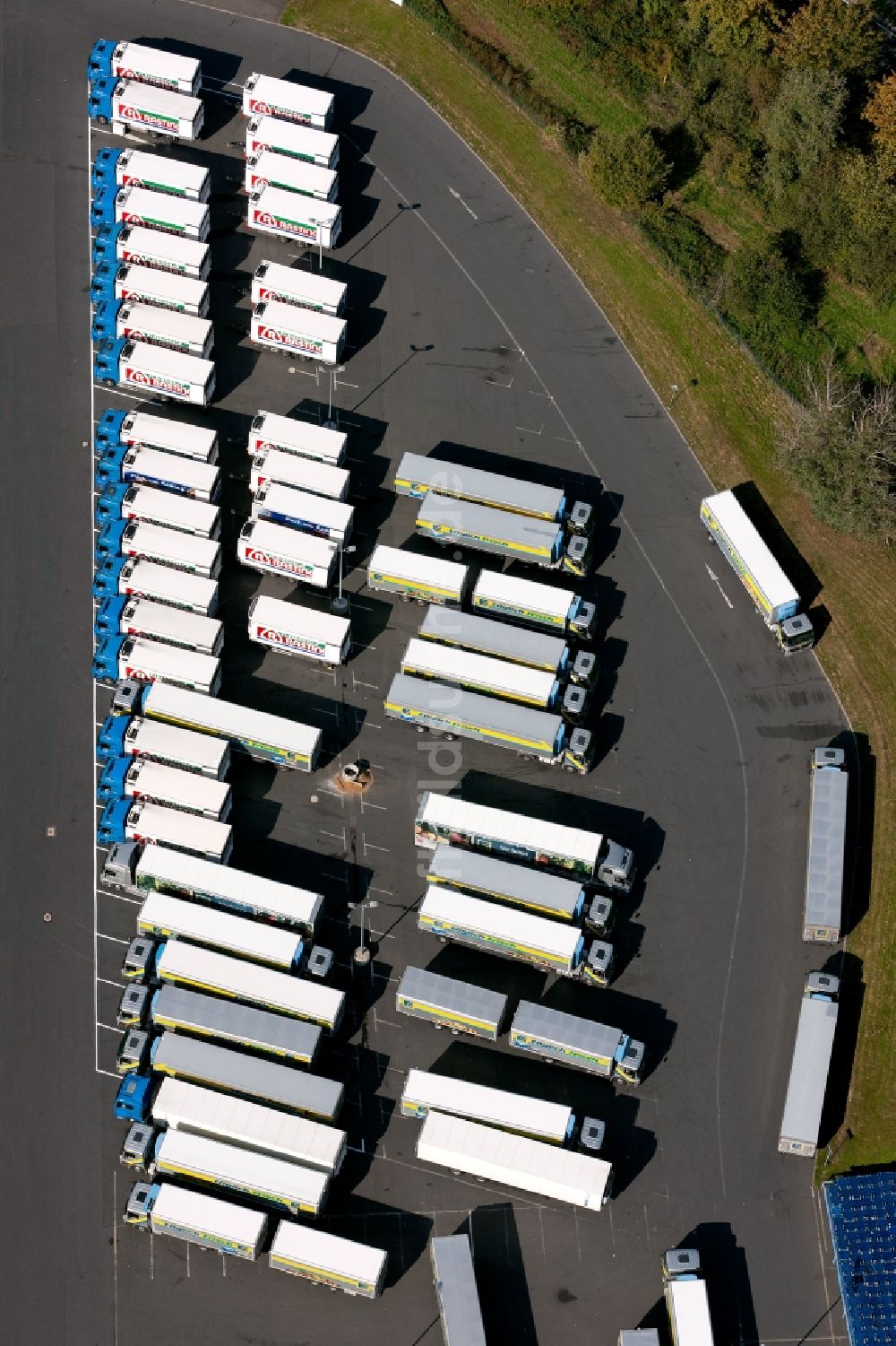 Meckenheim aus der Vogelperspektive: Parkplatz des EDEKA Logistikzentrums in Meckenheim im Bundesland Nordrhein-Westfalen