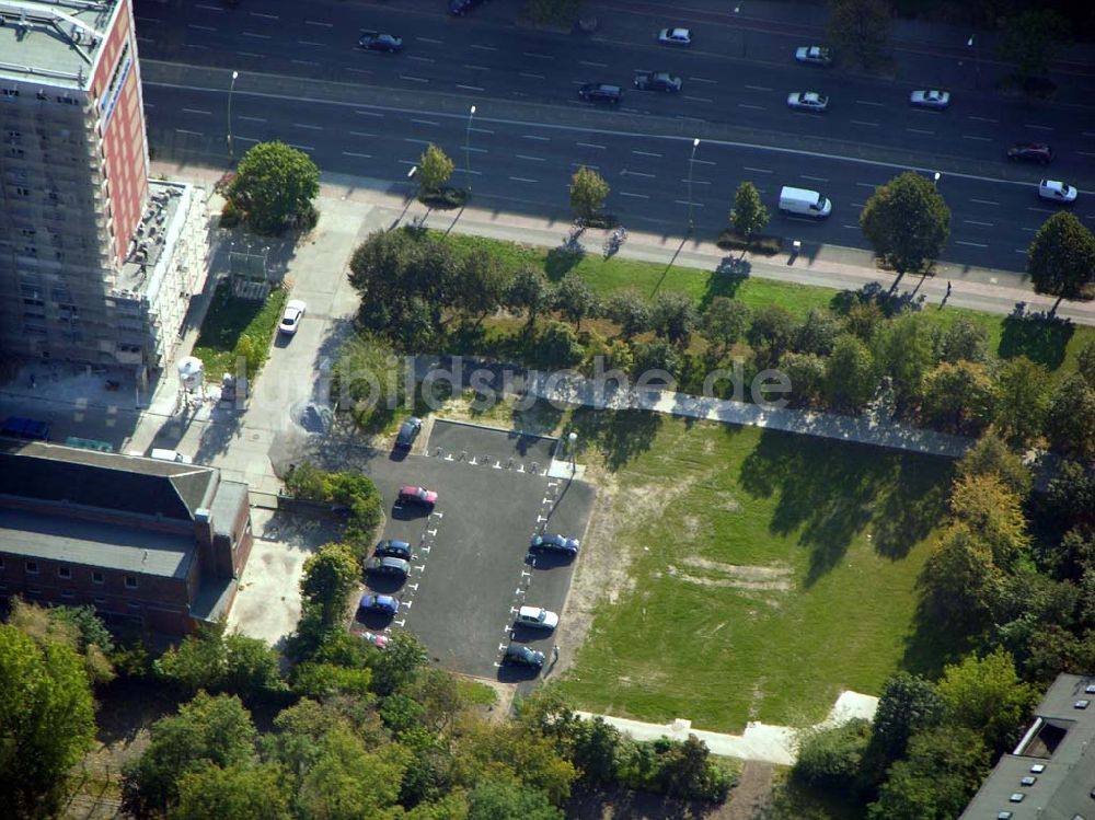 Berlin aus der Vogelperspektive: Parkplatz auf dem Gelände der Abrissfläche der Howoge