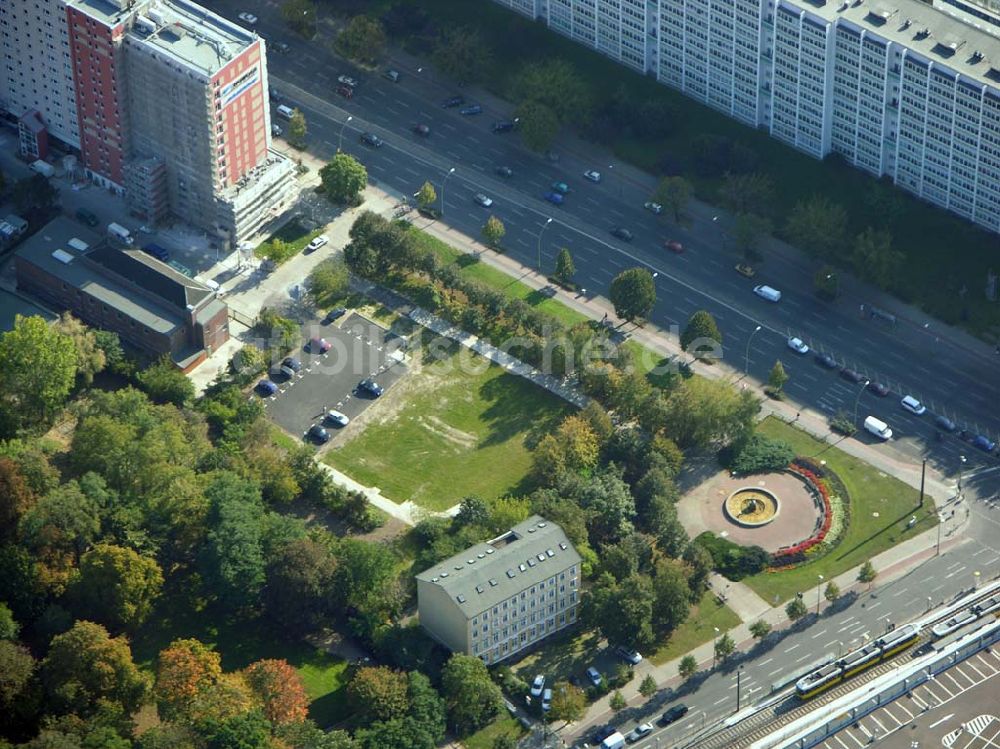 Luftbild Berlin - Parkplatz auf dem Gelände der Abrissfläche der Howoge