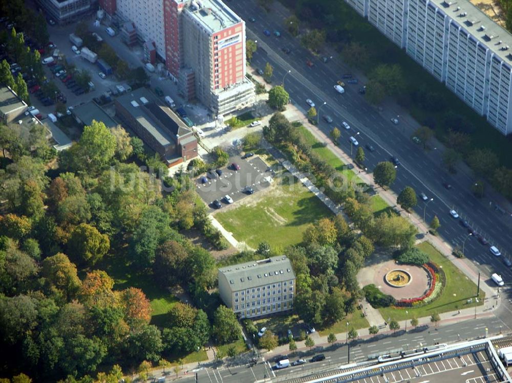 Luftaufnahme Berlin - Parkplatz auf dem Gelände der Abrissfläche der Howoge