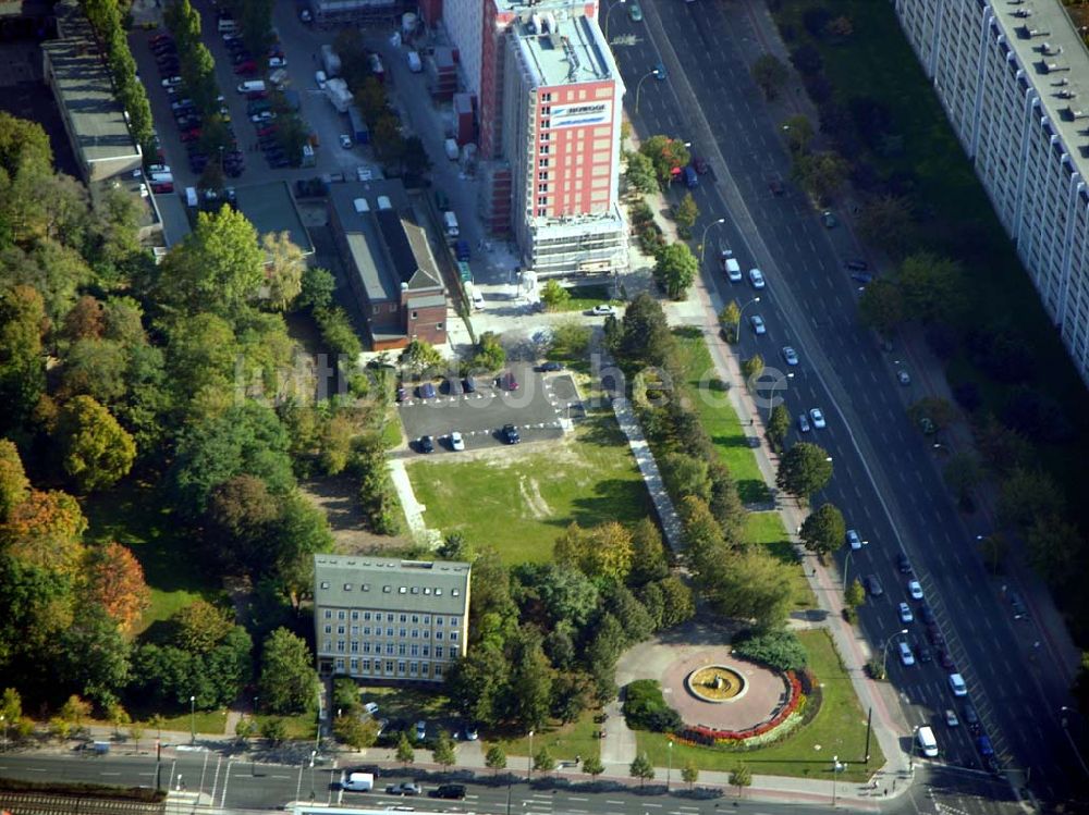 Berlin von oben - Parkplatz auf dem Gelände der Abrissfläche der Howoge