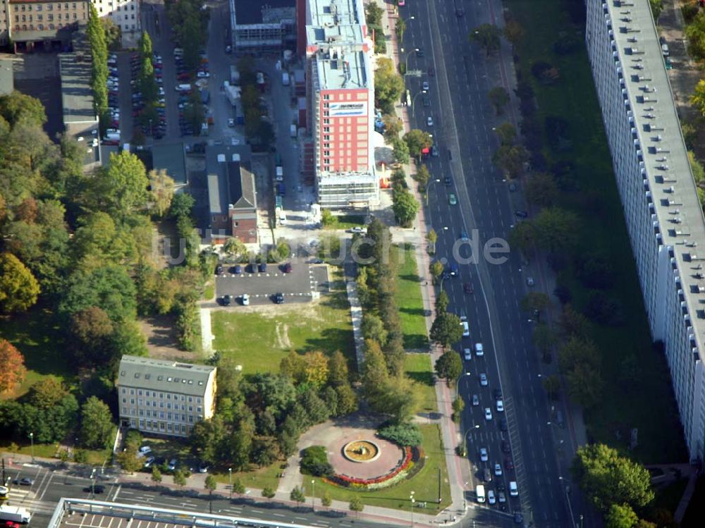 Berlin aus der Vogelperspektive: Parkplatz auf dem Gelände der Abrissfläche der Howoge