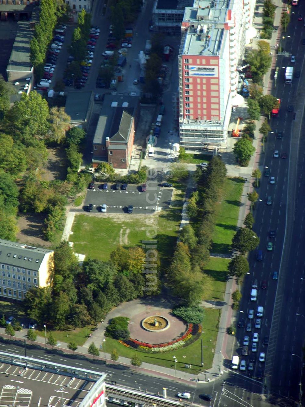 Luftbild Berlin - Parkplatz auf dem Gelände der Abrissfläche der Howoge