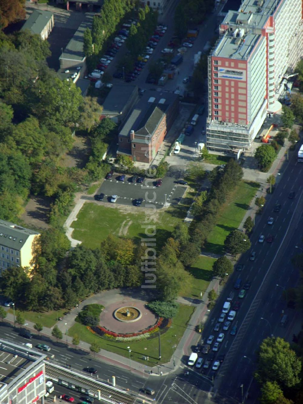 Luftaufnahme Berlin - Parkplatz auf dem Gelände der Abrissfläche der Howoge