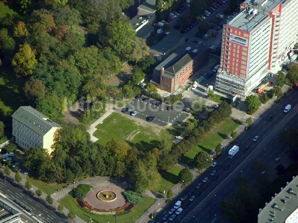 Berlin von oben - Parkplatz auf dem Gelände der Abrissfläche der Howoge