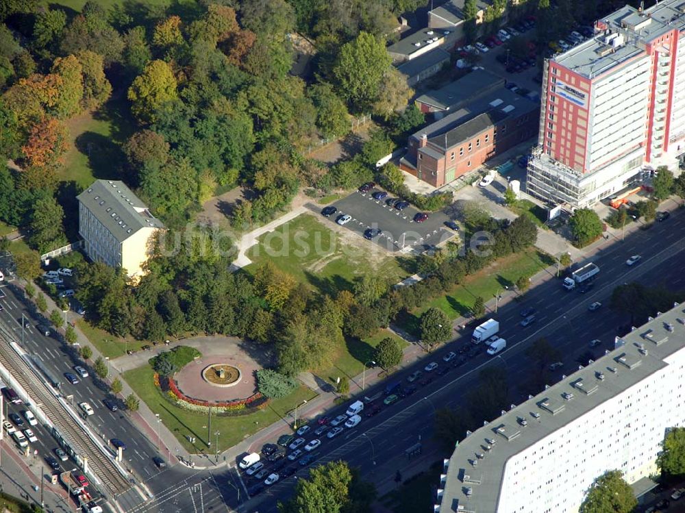 Berlin aus der Vogelperspektive: Parkplatz auf dem Gelände der Abrissfläche der Howoge