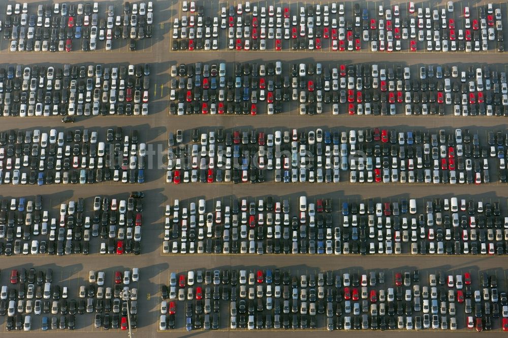 Luftaufnahme Duisburg - Parkplatz Neuwagenhandel in Duisburg im Bundesland Nordrhein-Westfalen