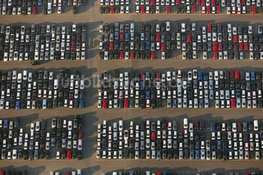 Duisburg von oben - Parkplatz Neuwagenhandel in Duisburg im Bundesland Nordrhein-Westfalen