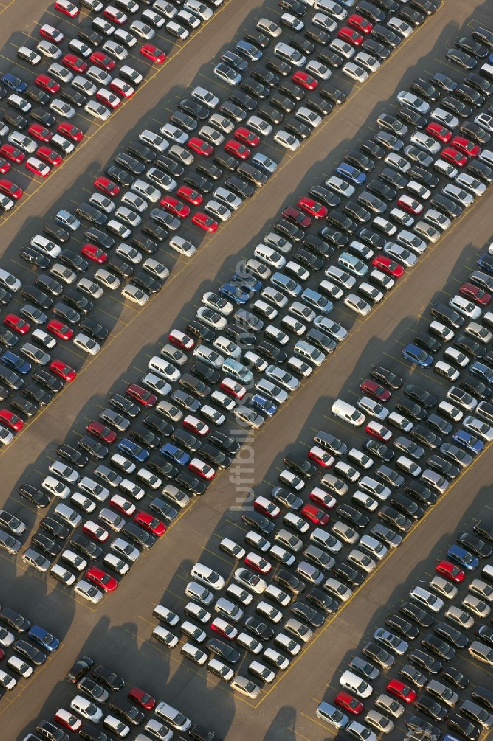 Duisburg aus der Vogelperspektive: Parkplatz Neuwagenhandel in Duisburg im Bundesland Nordrhein-Westfalen