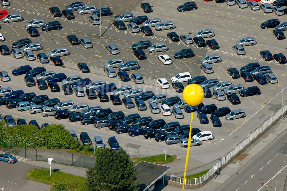 Bochum von oben - Parkplatz des Opel-Werks in Bochum