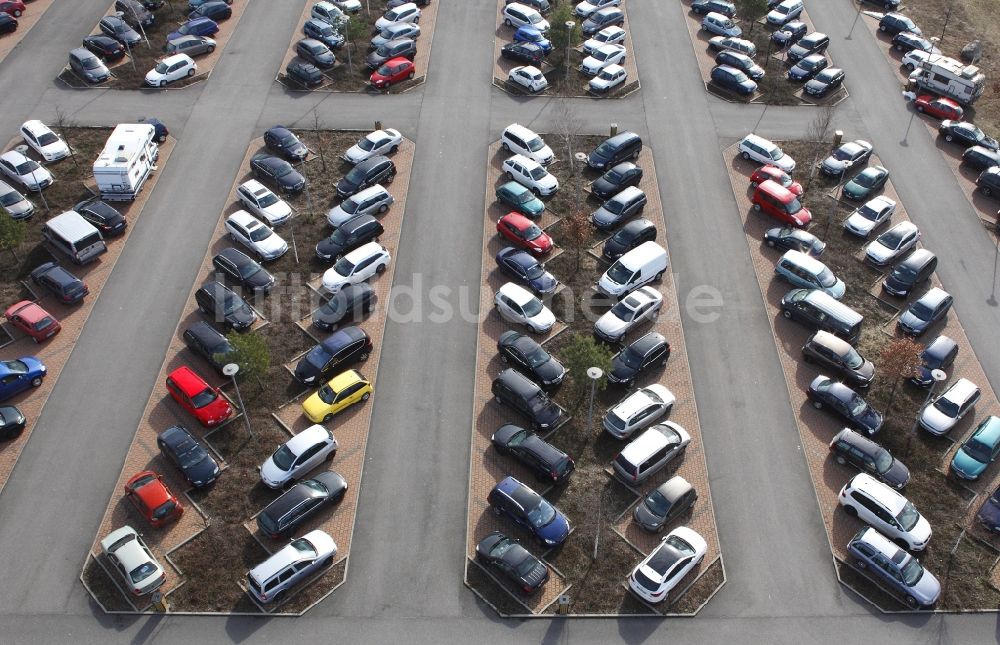 Krausnick aus der Vogelperspektive: Parkplatz mit symmetrisch angeordneten Autos in Krausnick in Brandenburg