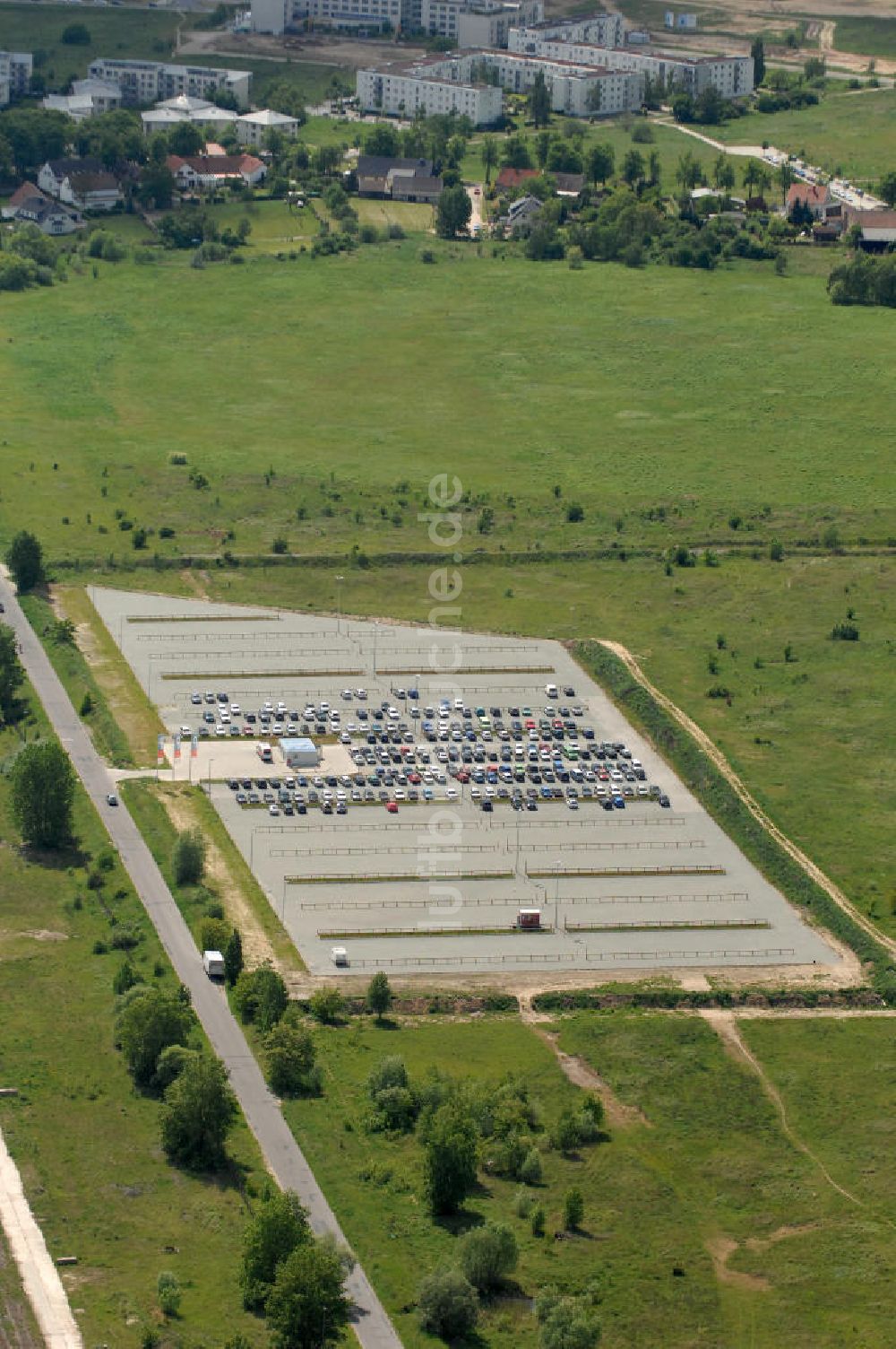 Schönefeld aus der Vogelperspektive: Parkplatz an der Umgehungsstraße in Schönefeld im Landkreis Dahme-Spree