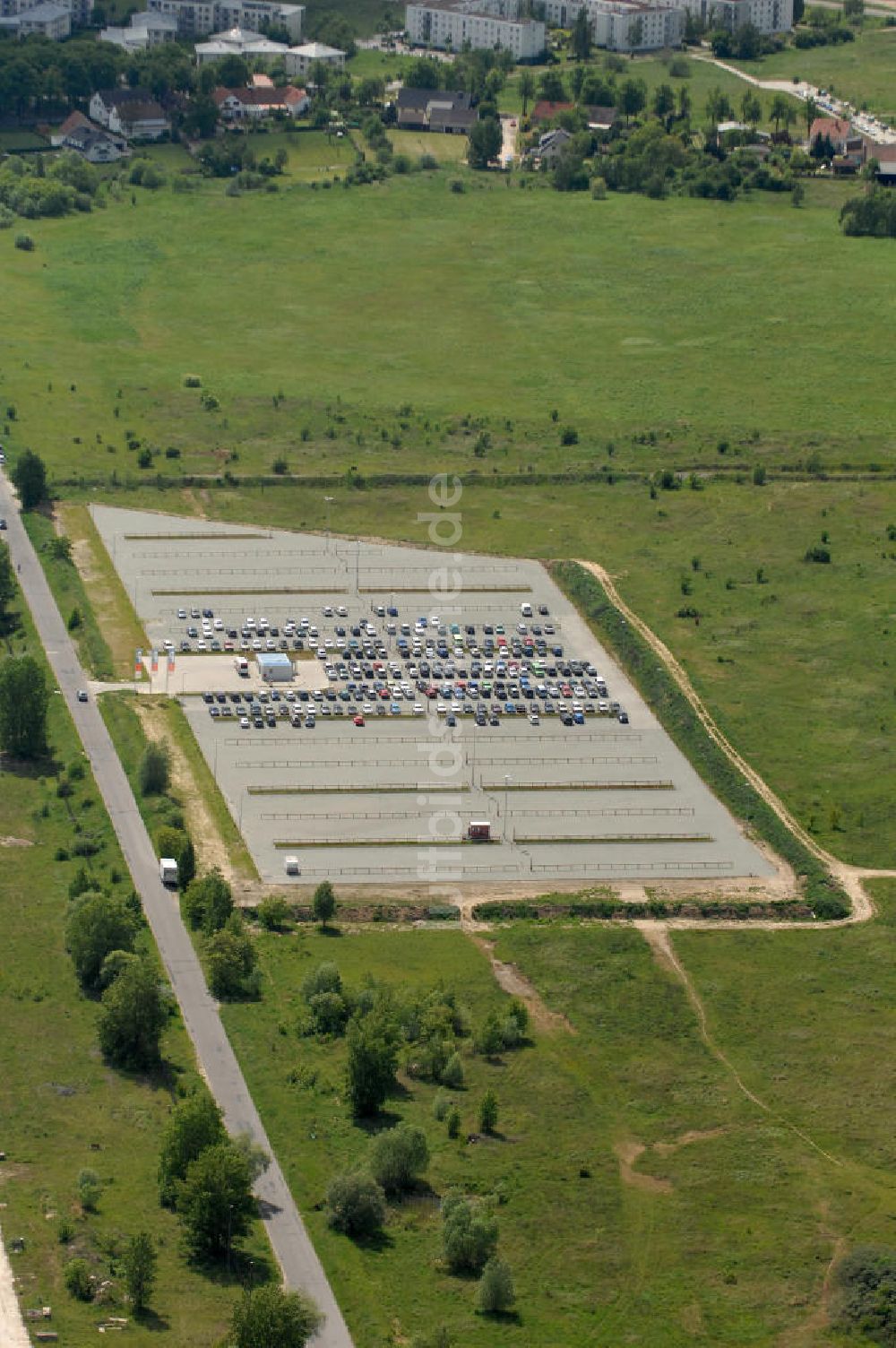 Luftbild Schönefeld - Parkplatz an der Umgehungsstraße in Schönefeld im Landkreis Dahme-Spree