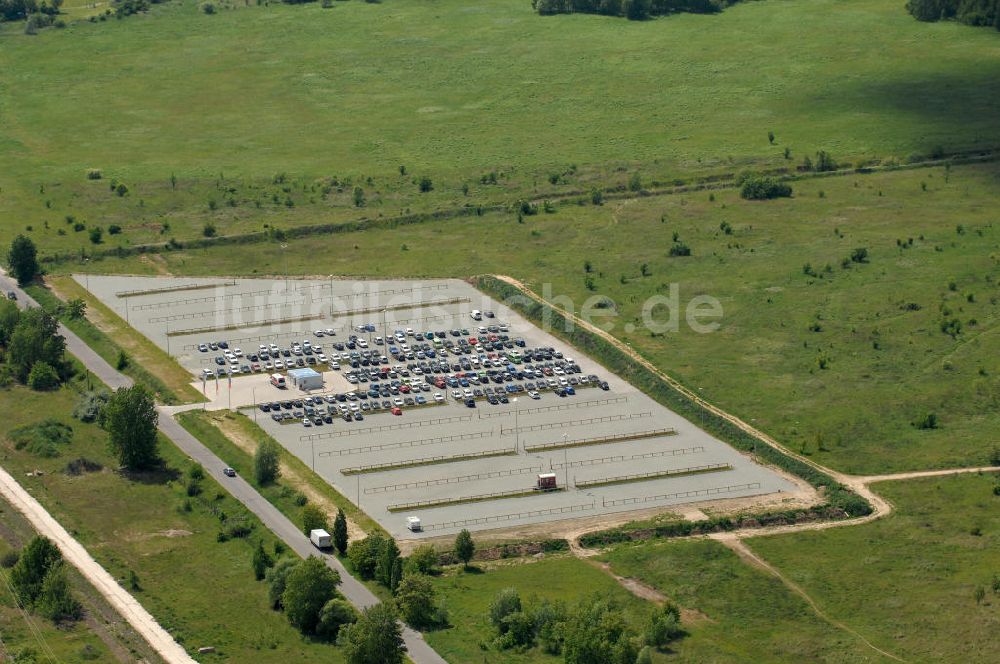 Luftaufnahme Schönefeld - Parkplatz an der Umgehungsstraße in Schönefeld im Landkreis Dahme-Spree