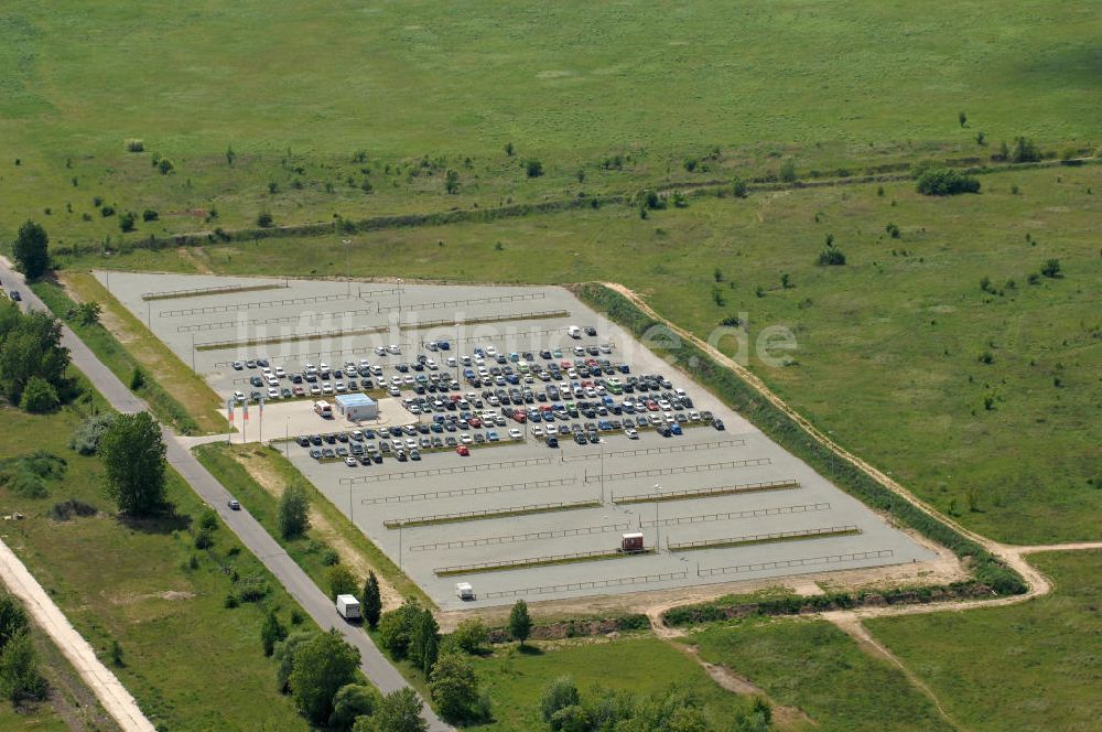 Schönefeld von oben - Parkplatz an der Umgehungsstraße in Schönefeld im Landkreis Dahme-Spree