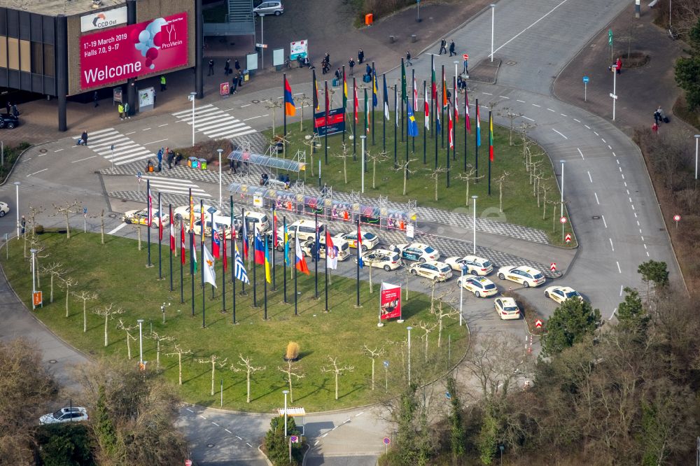 Düsseldorf aus der Vogelperspektive: Parkplatz, Wartezone und Abstellfläche für Taxi - Automobile in Düsseldorf im Bundesland Nordrhein-Westfalen, Deutschland