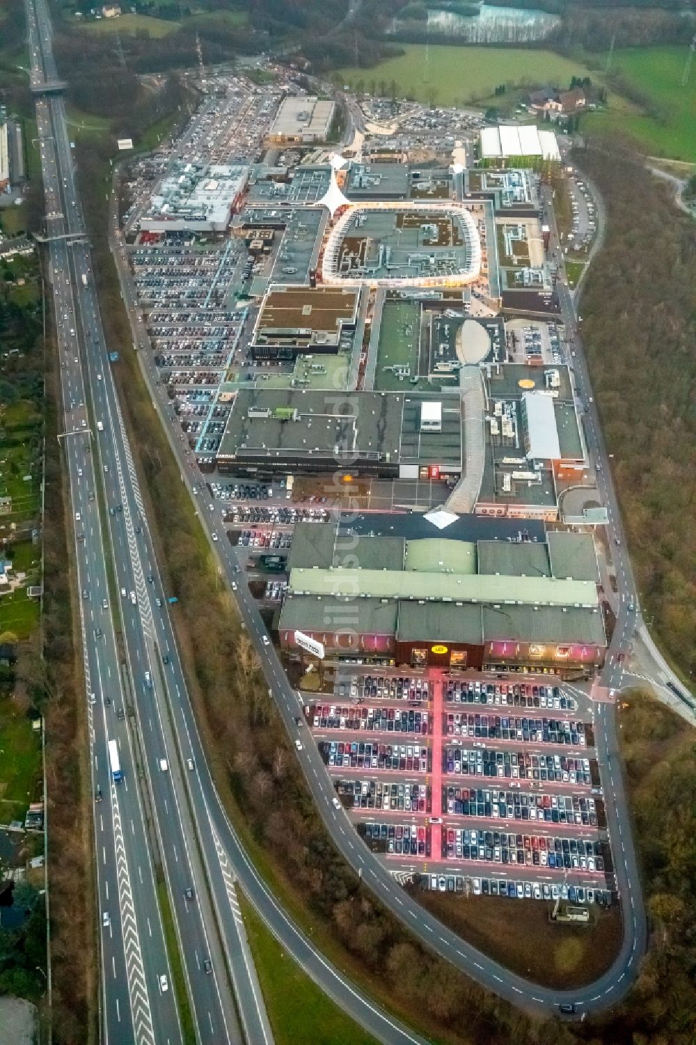 Luftaufnahme Bochum - Parkplätze am Gebäude des Einkaufszentrum Ruhr Park in Bochum im Bundesland Nordrhein-Westfalen