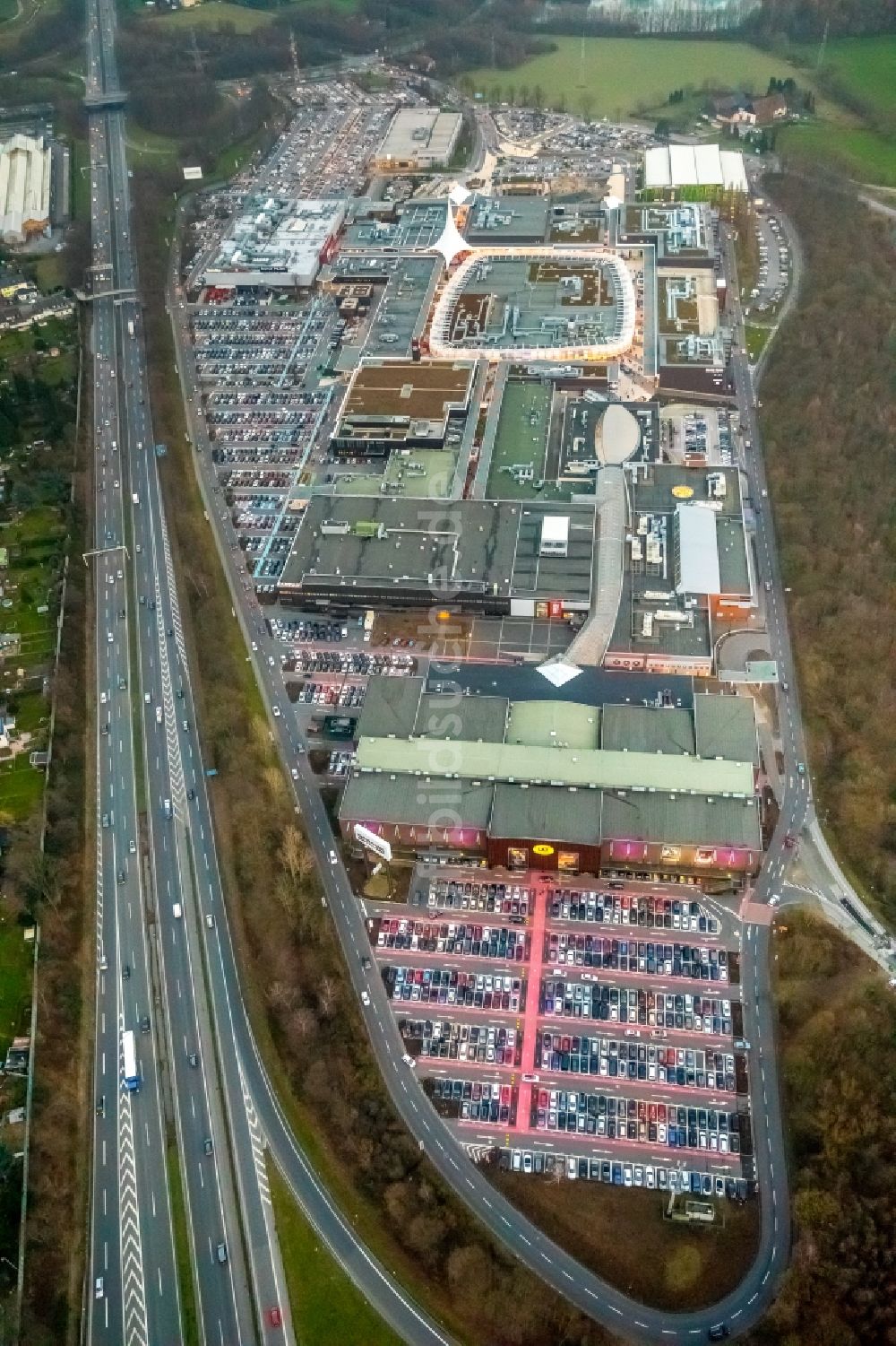 Bochum von oben - Parkplätze am Gebäude des Einkaufszentrum Ruhr Park in Bochum im Bundesland Nordrhein-Westfalen