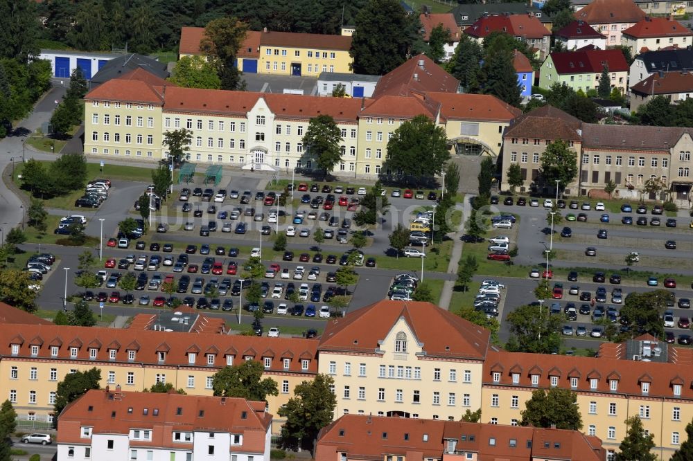 Luftbild Kamenz - Parkplätze und Verwaltungsgebäude am Garnisonsplatz in Kamenz im Bundesland Sachsen