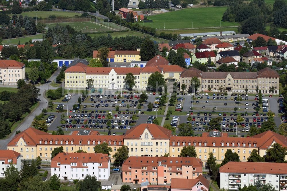Luftaufnahme Kamenz - Parkplätze und Verwaltungsgebäude am Garnisonsplatz in Kamenz im Bundesland Sachsen