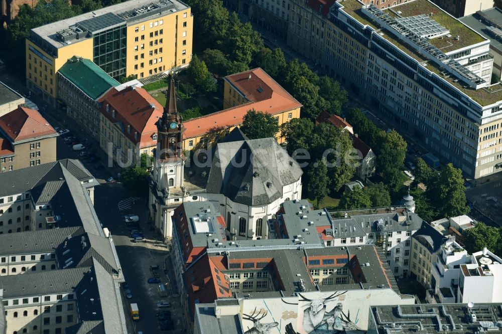 Berlin aus der Vogelperspektive: Parochialkirche an der Klosterstraße Ecke Parochialstraße in Berlin-Mitte