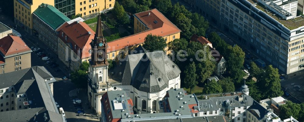 Luftaufnahme Berlin - Parochialkirche an der Klosterstraße Ecke Parochialstraße in Berlin-Mitte