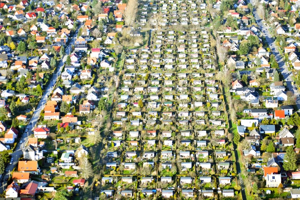 Berlin aus der Vogelperspektive: Parzellen einer Kleingartenanlage an der Dahlwitzer Strasse in Berlin