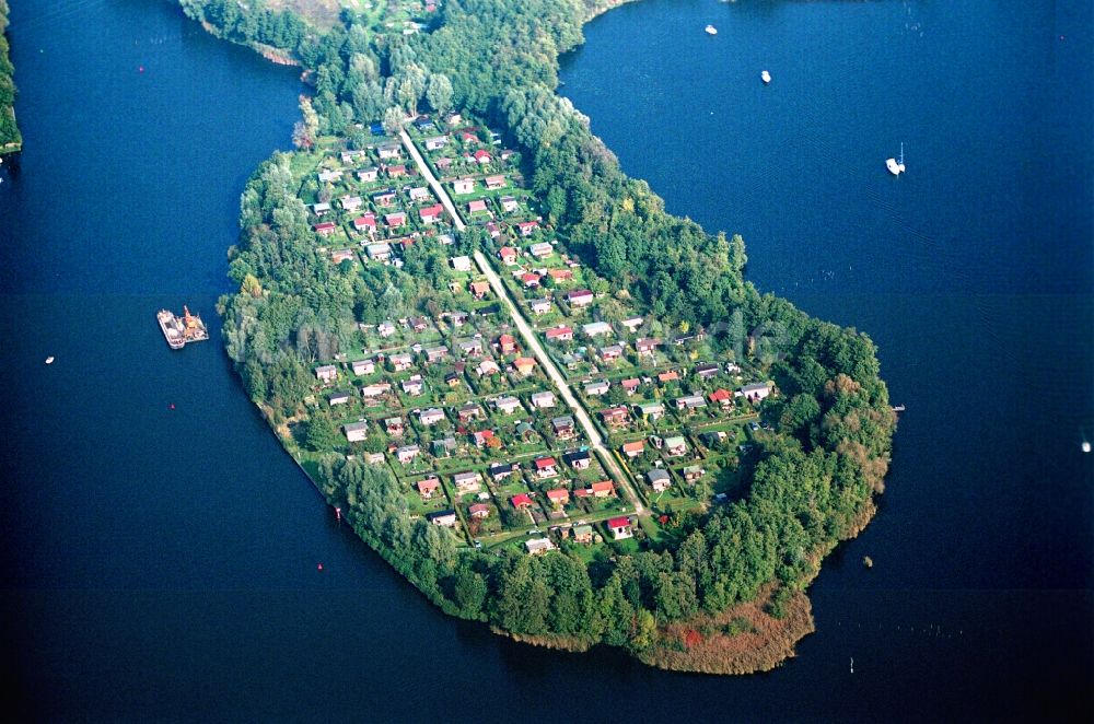 Niederlehme aus der Vogelperspektive: Parzellen einer Kleingartenanlage auf der Halbinsel der Dahme in Niederlehme im Bundesland Brandenburg, Deutschland