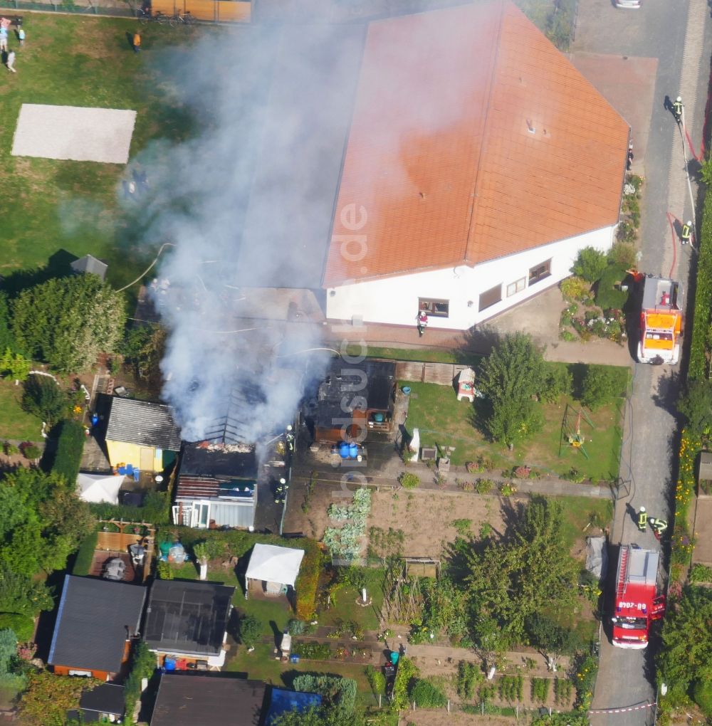 Luftaufnahme Göttingen - Parzellen einer Kleingartenanlage mit Rauchwolken eines Brandes in Göttingen im Bundesland Niedersachsen