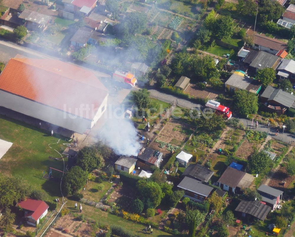 Göttingen von oben - Parzellen einer Kleingartenanlage mit Rauchwolken eines Brandes in Göttingen im Bundesland Niedersachsen