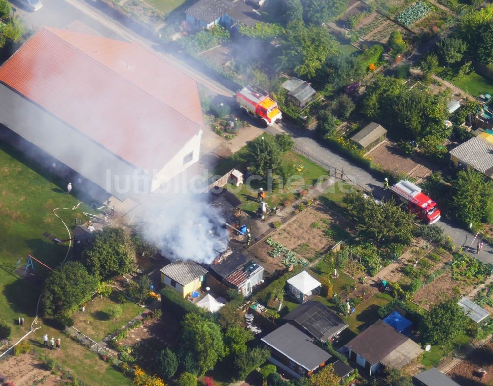 Göttingen aus der Vogelperspektive: Parzellen einer Kleingartenanlage mit Rauchwolken eines Brandes in Göttingen im Bundesland Niedersachsen