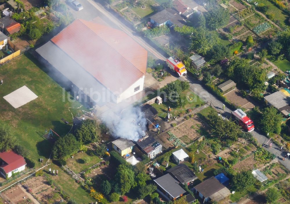 Luftbild Göttingen - Parzellen einer Kleingartenanlage mit Rauchwolken eines Brandes in Göttingen im Bundesland Niedersachsen