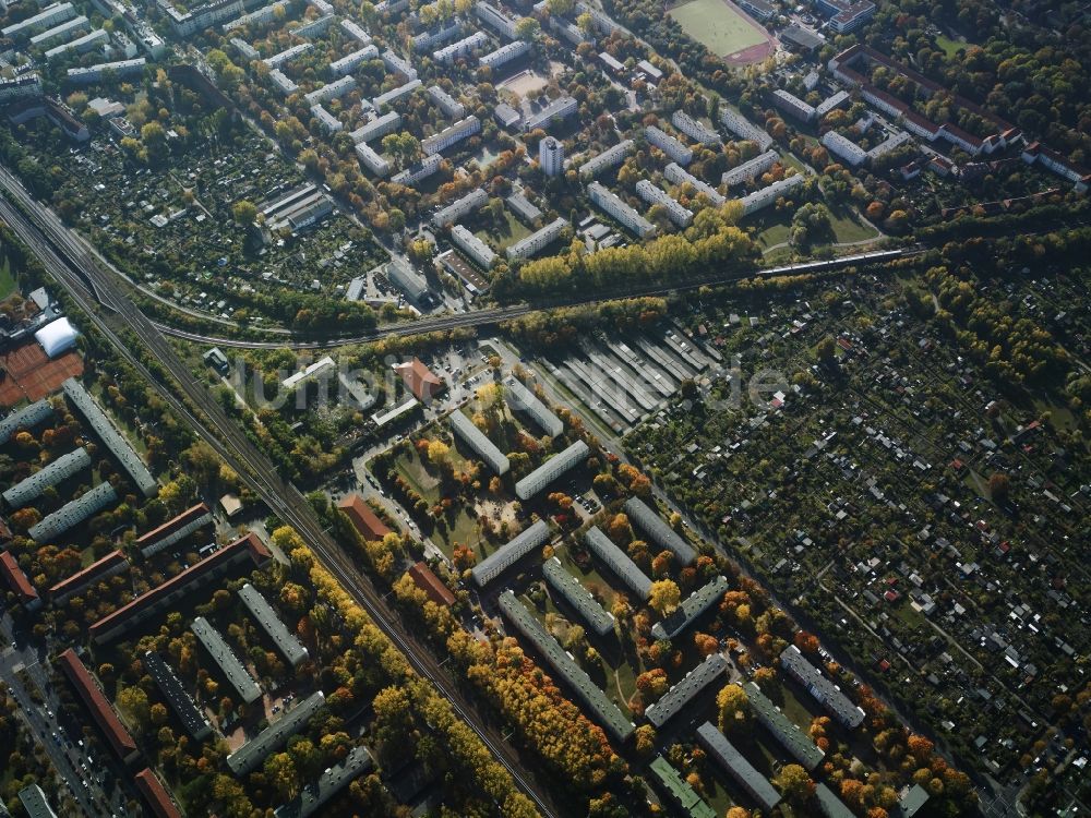 Berlin von oben - Parzellen einer Kleingartenanlage und Reihenhaussiedlung in Berlin