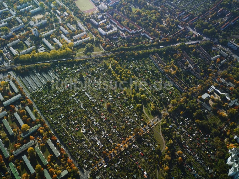 Berlin aus der Vogelperspektive: Parzellen einer Kleingartenanlage und Reihenhaussiedlung in Berlin